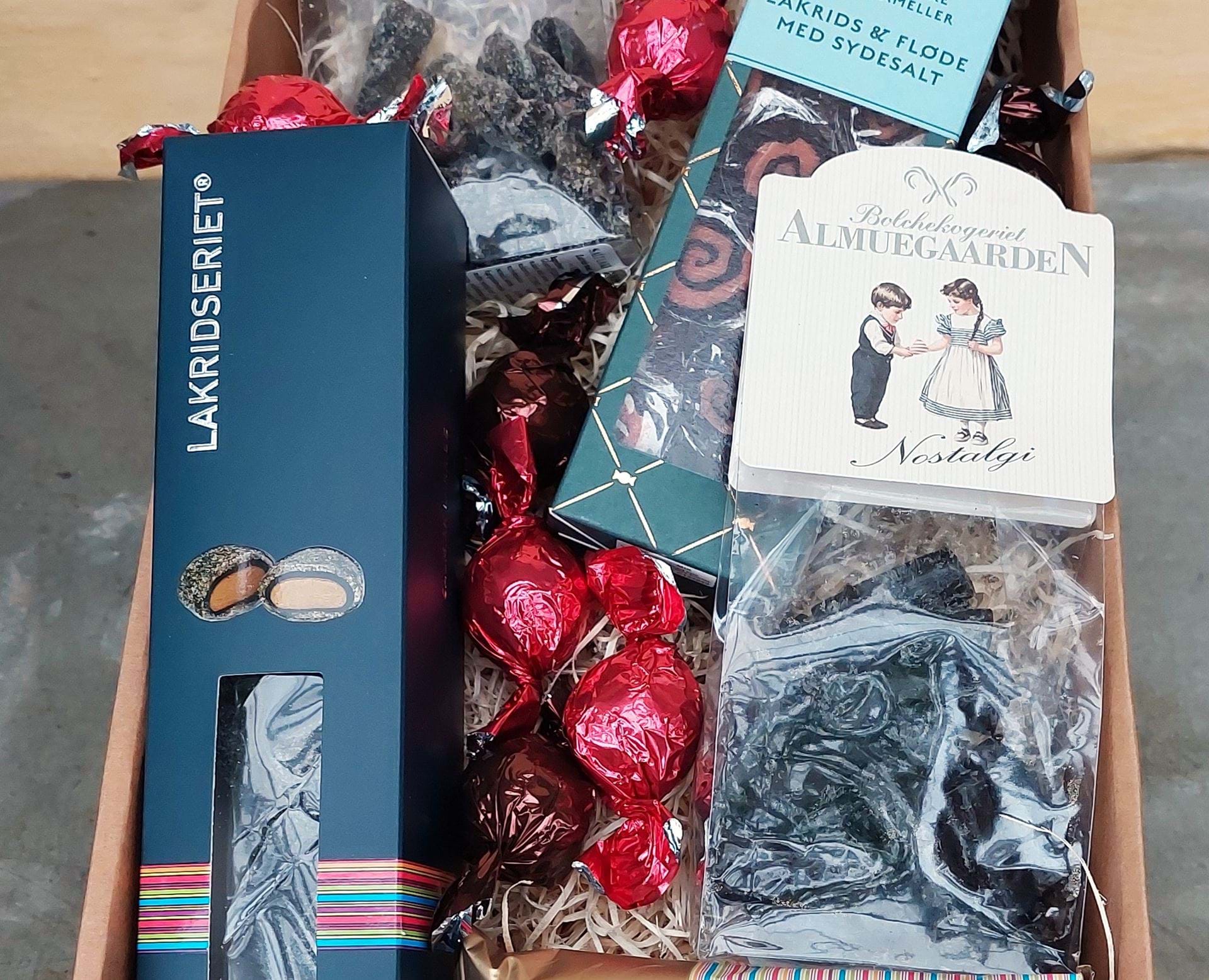 Gourmet kasse med lækker salt, karamel, chokolade, sirup og cremer.