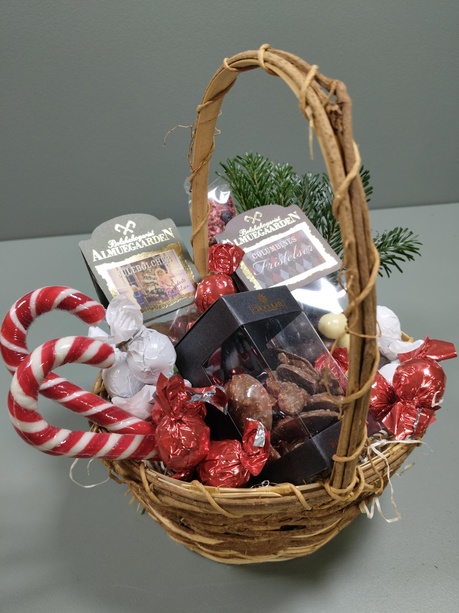 Gavekurv fyldt med bolcher, slikstokke og chokoladekugler. 