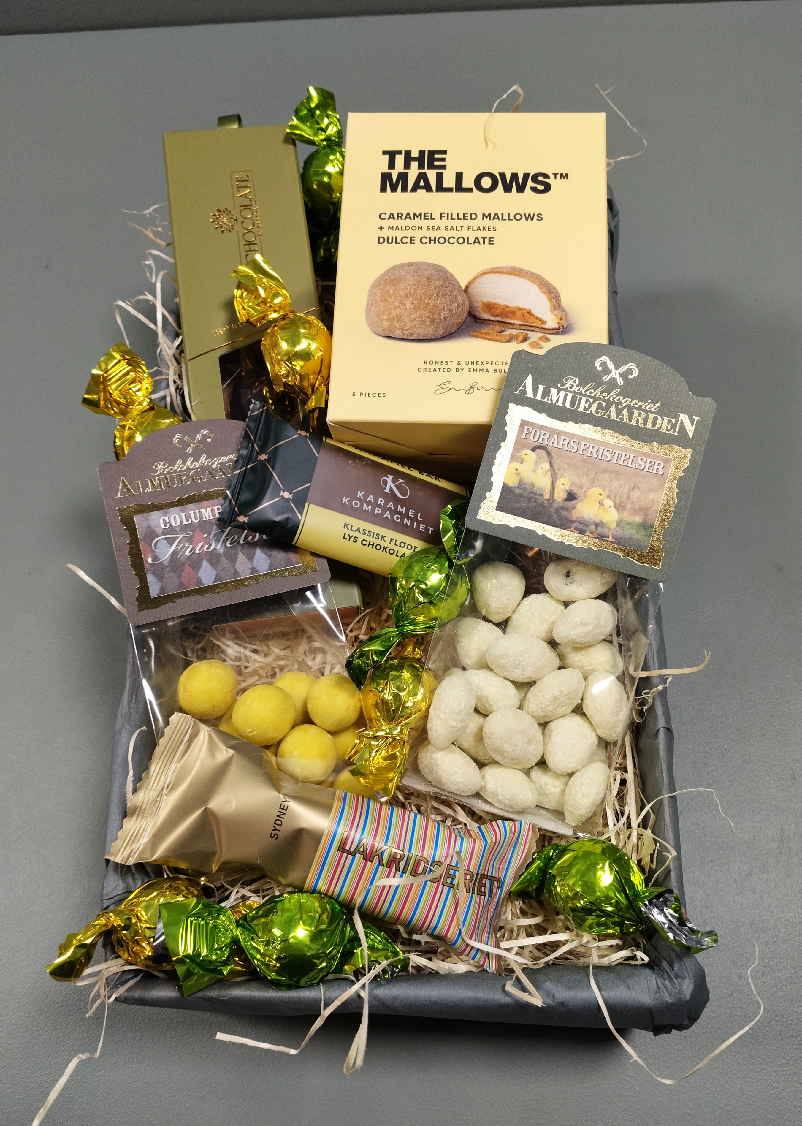 Gavekurv med eksklusiv chokolade, karameller, lakrids og søde specialiteter i elegant indpakning