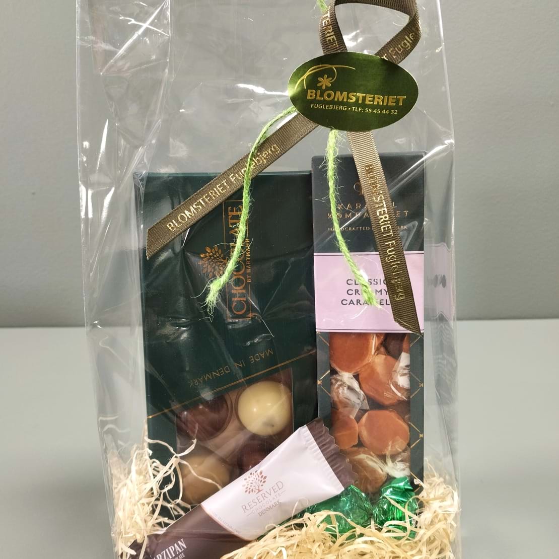 Fyldte chokolader i æske, chokoladekugler, marcipanbrød og flødekarameller fra Karamelleriet.