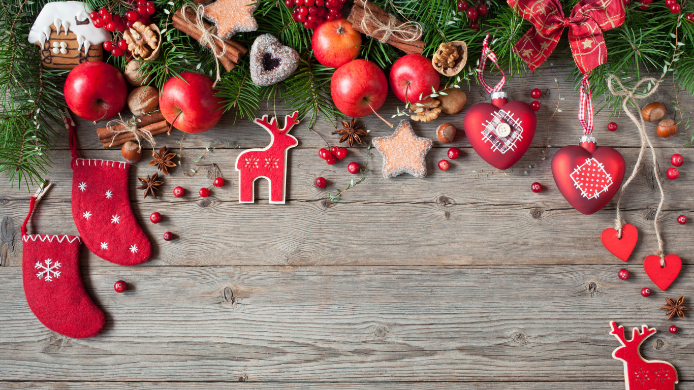Træplanker med julepynt som æbler, rensdyr, julesokker, hjerte, gran og brunkage. 