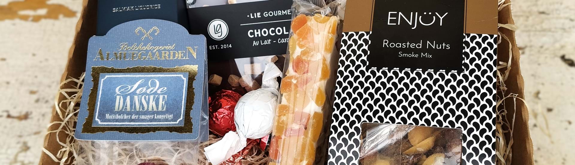 Gavekurv med bolcher fra Almuegaarden, konfekt, ristede nødder, lakrids og chokolade.