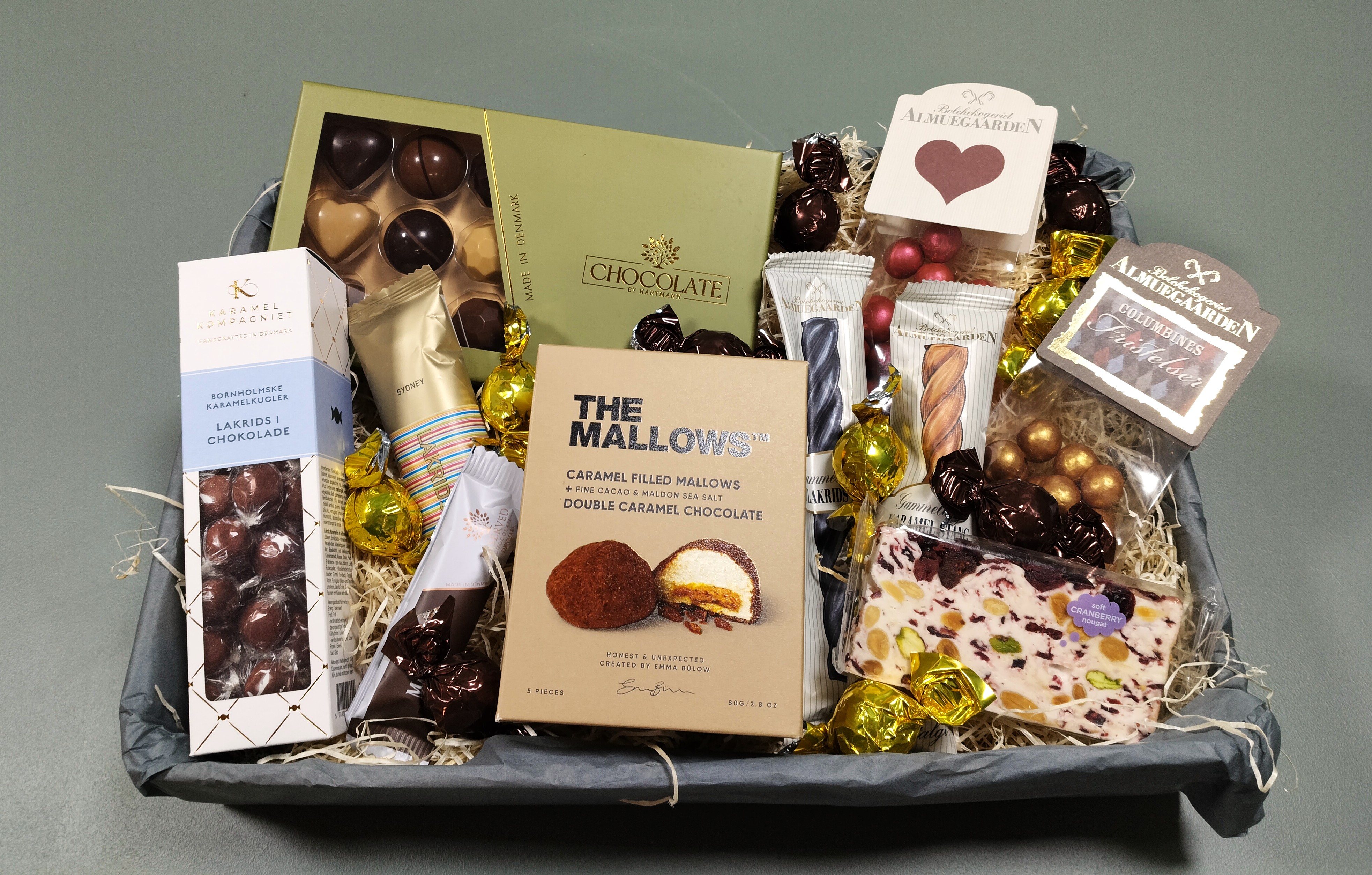 Luksus gavekurv med chokolade, karameller, lakrids og søde specialiteter flot arrangeret i en gavekurv. 