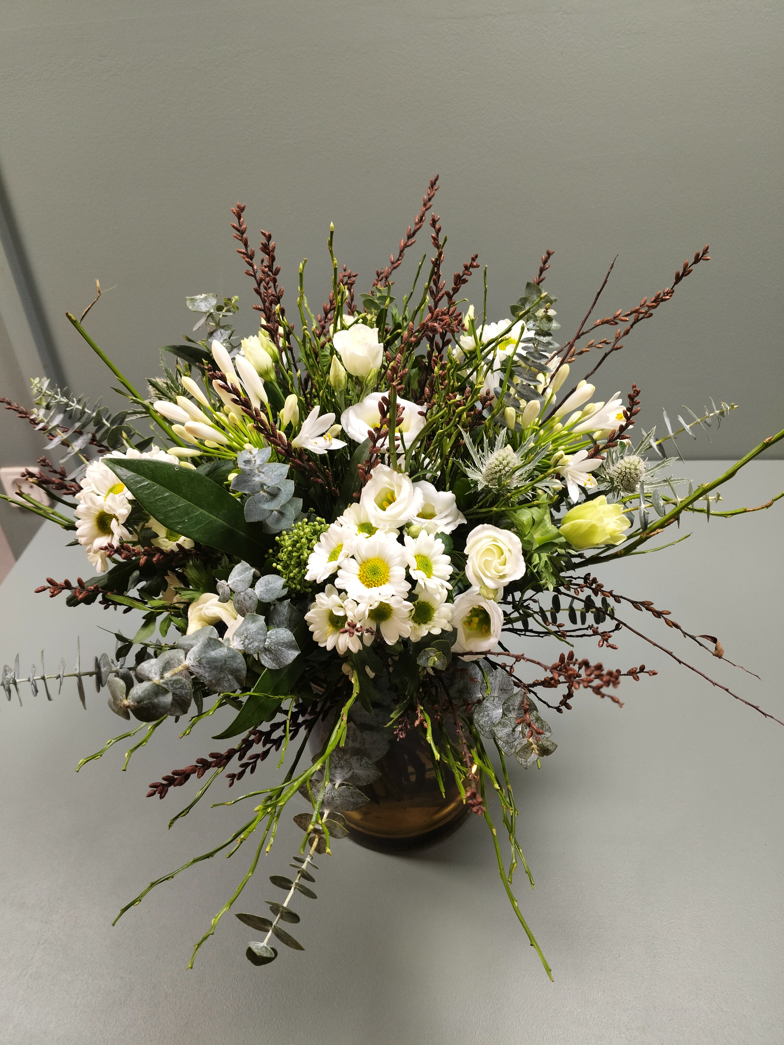 Vild og sprudlende vinterbuket med blomster i hvide vinternuancer. 