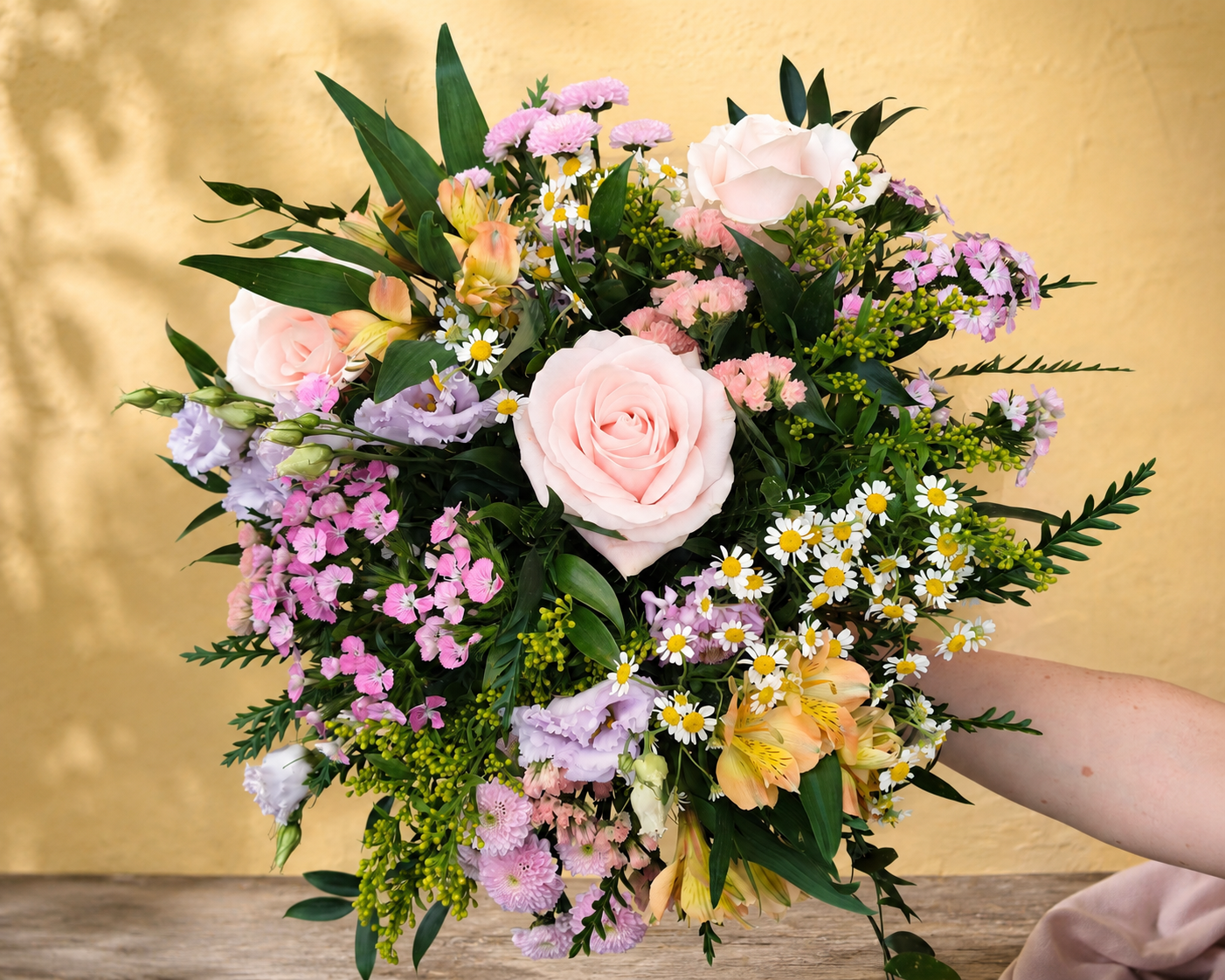 Buketten Sommerglæde bundet med lyse og farverige blomster. 