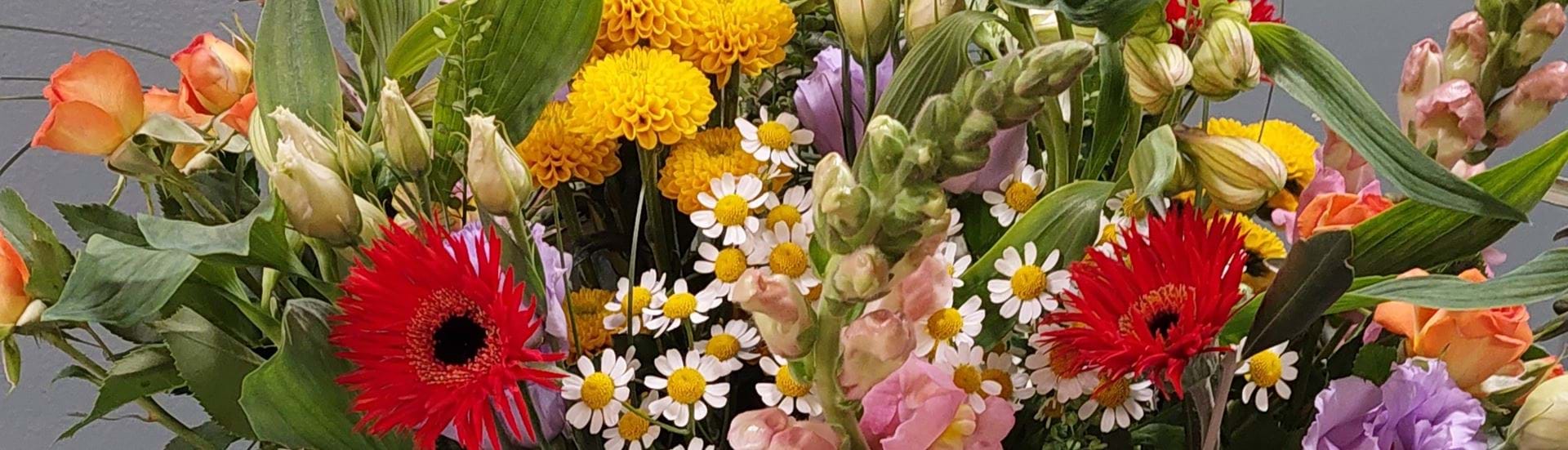 Landlig og naturlig buket med vilde blomster i forskellige farver.