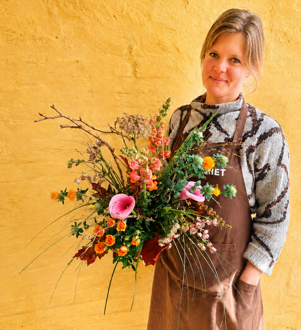 Tines Septembermix – håndbundet sæsonbuket med friske blomster i varme septemberfarver.
