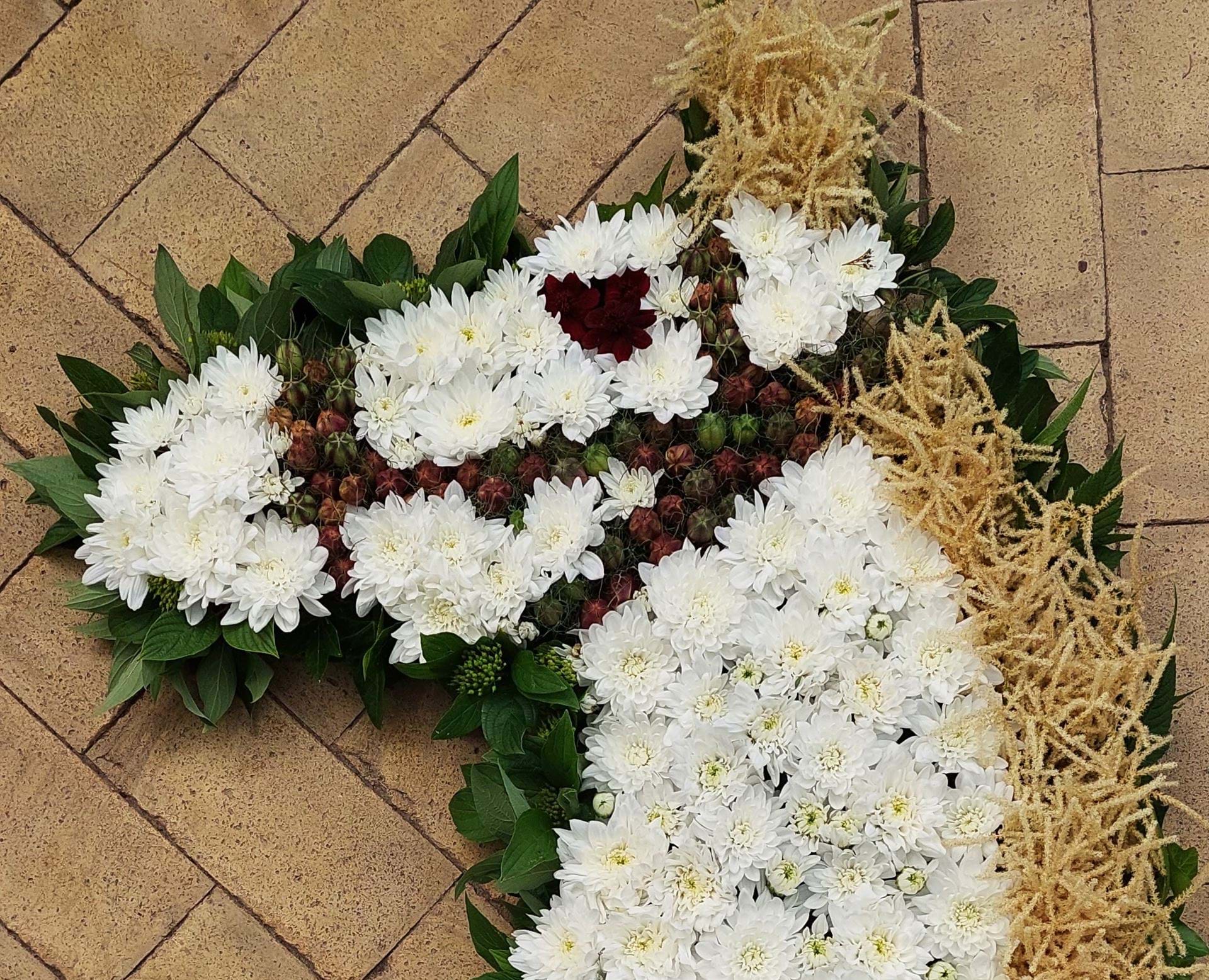 Specialdesign i blomster til en særlig begravelse. Blomsterfiguren er formet som en hest.