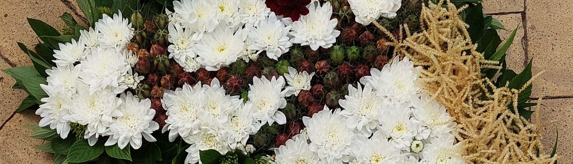 Specialdesign af et væld af blomster formet som en hest.